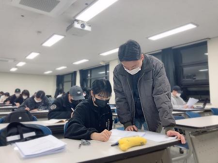 2021.03.11으로 부터 장교선발시험에 합격하기 위한 야간자율학습을 하는 학생들의 모습입니다.  꿈을 향한 첫 걸음인 만큼 많은 응원해주십시요!